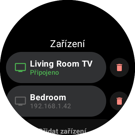 Seznam Zařízení v Roku Remote na hodinkách s Wear OS – Living Room TV připojený (zeleně), Roku Bedroom uložený podle IP adresy a řádek Přidat zařízení