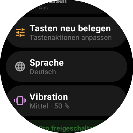 Einstellungen der Roku-Fernbedienung auf einer Smartwatch – „Tasten neu belegen“, „Sprache“, „Vibration“ auf 50 % und „Pro freigeschaltet“