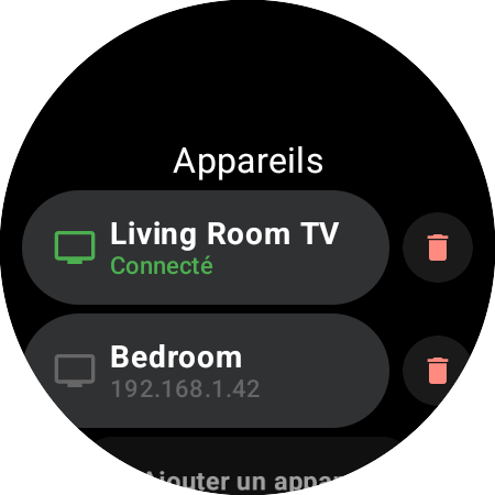 Liste Appareils de Roku Remote sur une montre Wear OS : Living Room TV connecté en vert, un Roku Bedroom enregistré par son adresse IP et une ligne Ajouter un appareil