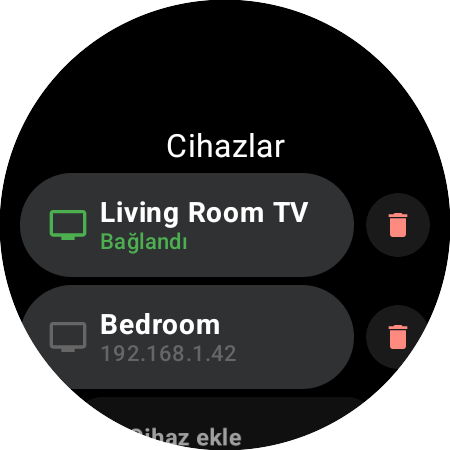 Wear OS saatte Roku Remote Cihazlar listesi — yeşil renkte bağlı Living Room TV, IP adresiyle kayıtlı yatak odası Roku'su (Bedroom) ve Cihaz ekle satırı